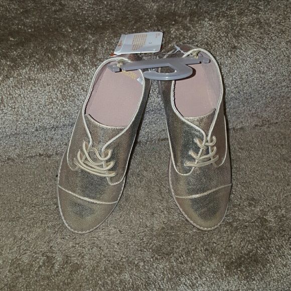 Gymboree Other - Gymboree girl's gold shoes